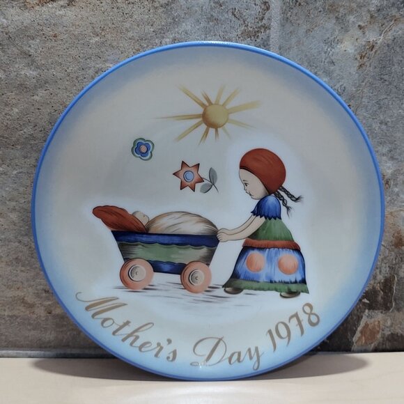Schmid Hummel Mother's Day 1978 Afternoon Stroll Decorative Wall Hanging Plate - Picture 1 of 11